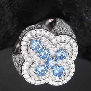 Bague de déclaration de luxe Hip Hop en argent sterling 925 plaqué rhodium, sertie de moissanite bleue, motif couronne de fleurs trèfle - Product Image 3