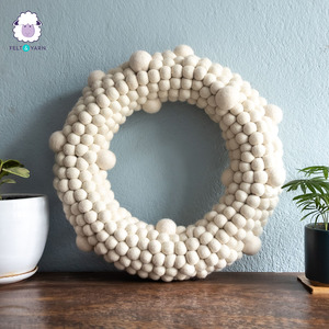 Guirlande de Noël en feutre et laine blanche avec pompons en feutre pour l'hiver - Product Image 1