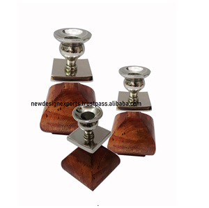 Portavelas Geométrico de Metal en Forma de Pirámide Hecho a Mano para Decoración del Hogar y Festividades Navideñas - Product Image 1