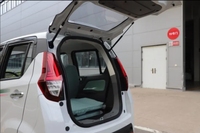 Quadricycle électrique compact à quatre portes entièrement fermé, orienté famille, véhicule électrique léger pour le transport quotidien dans les zones résidentielles européennes