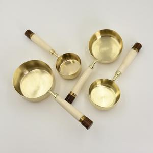 Ensemble de 4 tasses et cuillères à mesurer en acier inoxydable personnalisées pour la pâtisserie, finition PVD dorée avec manche en résine, outils durables pour la cuisine à domicile - Product Image 4