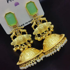 Pendientes Jhumka de estilo étnico Kundan con acabado dorado, piedras de colores y perlas - Product Image 1