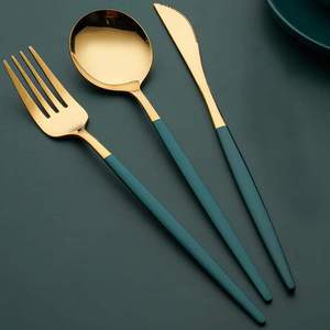 Juego de cubiertos premium de 3 piezas, dorado, de acero inoxidable con acabado espejo, cuchara, tenedor y cuchillo, al mejor precio. - Product Image 3