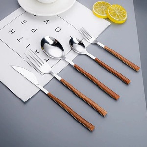 Elegante Juego de Cubiertos de Metal con Mango de Madera, Juego de Cubiertos de Acero Inoxidable, Cuchara, Tenedor y Cuchillo, Utensilios de Comedor Duraderos, Aspecto Moderno - Product Image 3