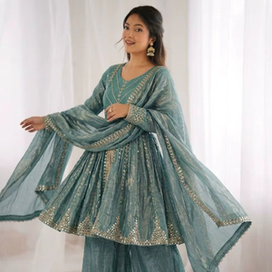 ชุดสูทปาลาซโซ่ผ้าไหมปักลายเฟนดี้ใหม่ พร้อมผ้าคลุมไหล่ ชุดสูทปาลาซโซ่และผ้าคลุมไหล่ - Product Image 1