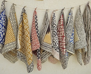 Bandana carrée faite main en coton imprimé indien, 100 % coton, foulard, accessoire de cheveux pour festival, cadeau pour elle, été, plage, durable - Product Image 2