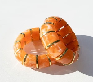 Elegante Brazalete de Resina con Acabado Brillante Hecho a Mano, Accesorio de Moda Contemporáneo para Uso Diario y de Fiesta - Product Image 2
