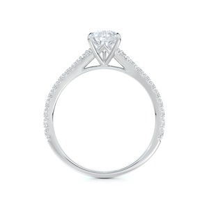 Bague de fiançailles solitaire pour femme en or blanc 18 carats avec diamant de laboratoire taille poire serti à griffes et pavé, certifiée IGI, luxe classique - Product Image 3