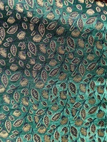 Tissu brodé multicolore