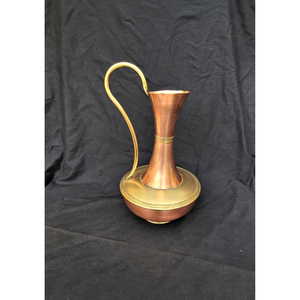 Carafe en cuivre avec poignée en laiton et design unique, finition polie brillante, carafe en métal, carafe en cuivre, vaisselle pour la décoration de table - Product Image 1