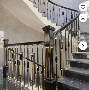 Rampe d'escalier de luxe noire et or avec un design élégant et courbé et des marches en marbre poli pour une décoration intérieure moderne - Product Image 6