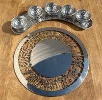 Ensemble de bols en argent au design élégant. 5 bols métalliques surélevés sur un plateau en forme de croissant pour un service de luxe, des collations et des condiments