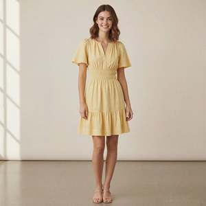 Vestido Corto Elástico de Algodón Amarillo para Mujer con Mangas Cortas, Tejido Ligero y Estilo Moderno - Product Image 1