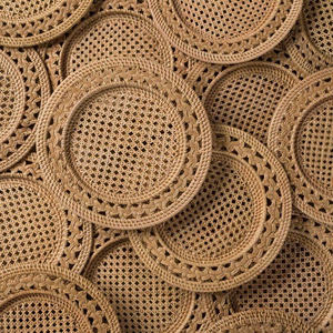 Set de table tressé naturel pour une décoration rustique et bohème, dessous de plat en rotin fait main, assiettes de présentation en rotin fabriquées au Vietnam - Product Image 4