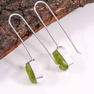 Boucles d'oreilles pendantes en argent sterling avec péridot brut faites à la main, élégantes pierres précieuses vertes - Product Image 5