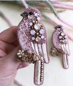 Broche de Moda Unisex Hecho a Mano por MD HANDICRAFTS con Bordado Colorido y Cuentas, Pin de Diseño para Bodas y Ocasiones Especiales - Product Image 5