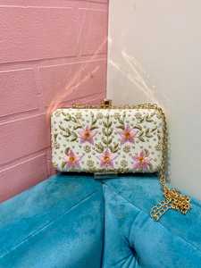 Pochette élégante blanche brodée de fleurs avec chaîne dorée, sac à main de soirée pour femme - Product Image 1