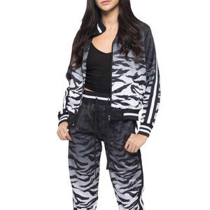 Conjunto Deportivo Personalizado de Alta Calidad para Mujer, 100% Poliéster, con Cierre, Cuello Alto, Camiseta y Pantalón con Estampado por Sublimación - Product Image 1