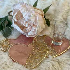 Sous-verres ronds en résine blanche écologiques de luxe faits à la main avec des pétales de rose rouge et des paillettes dorées - Product Image 3