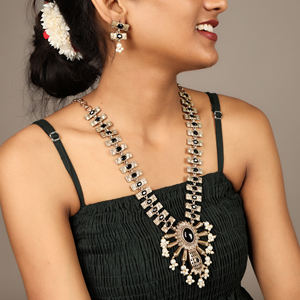 ชุดสร้อยคอแบบโบราณเคลือบออกซิไดซ์ ประดับด้วยหินสีดำและต่างหูมุกแบบห้อย - Product Image 1