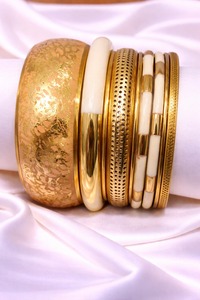 Elegantes brazaletes hechos a mano <span class=keywords><strong>de</strong></span> madera, resina y metal con diseño <span class=keywords><strong>de</strong></span> moda contemporáneo para compradores <span class=keywords><strong>de</strong></span> joyería premium. - Product Image 1