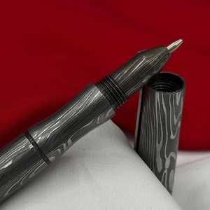 ปากกาลูกลื่นเหล็กดามัสกัสตีขึ้นรูปด้วยมือ ปากกาคลิปพกพาแบบส่วนตัว ดีไซน์โดดเด่น รุ่นใหม่ล่าสุด ปากกาดามัสกัสสำหรับขาย - Product Image 5