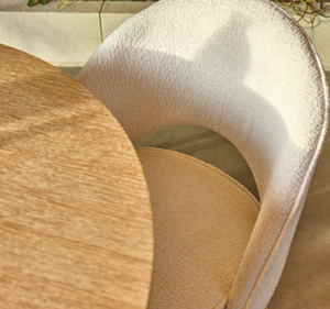 Juego de Mesa de Comedor Redonda Moderna de Madera de Teca Sólida con Acabado Natural y Base de Patas Cruzadas, Sillas de Comedor Tapizadas Contemporáneas - Product Image 4