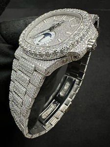 Reloj de Cuarzo Analógico Unisex de Lujo con Diamantes, Caja Redonda de 44 mm, Correa de Acero Inoxidable, Cierre Desplegable, Esfera con Números Romanos - Product Image 2