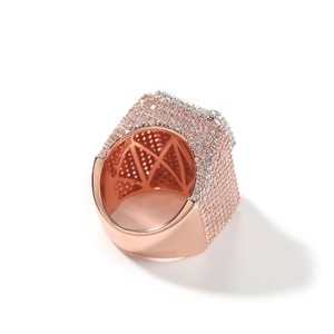 Bague Hip Hop entièrement sertie de diamants Moissanite, tendance pour les occasions spéciales, les fêtes et le style urbain, disponible à la vente - Product Image 2