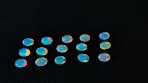Lote de Gemas Sueltas de Ópalo Etíope Natural, Corte Ovalado Facetado de 6x8mm, Calidad AAA - Product Image 4