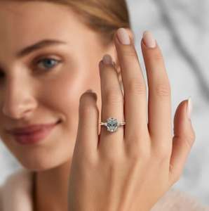 Anillo de compromiso, promesa, boda o aniversario de plata de ley 925 con tres piedras de moissanita de corte ovalado y engaste de puntas chapado en oro. - Product Image 2