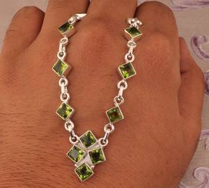 Colgante de peridoto natural en plata de ley, joyería de piedra de nacimiento de agosto, colgante de piedra preciosa verde hecho a mano, elegante regalo para mujer - Product Image 2