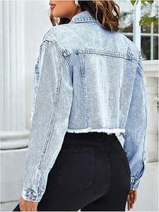 Chaqueta vaquera corta de mujer con dobladillo sin rematar, manga larga, botones y bolsillos - Product Image 3