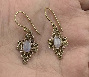 Boucles d'oreilles pendantes vintage en laiton faites à la main avec pierre de lune naturelle et pierres précieuses - Product Image 1