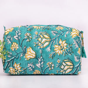 Sacs de voyage matelassés en coton faits à la main pour femmes, trousses de toilette imprimées à motifs floraux personnalisés, pochettes organisatrices de cosmétiques en gros - Product Image 3