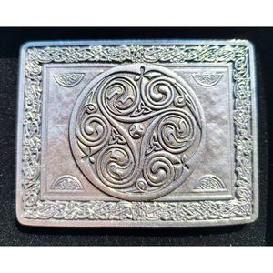 La hebilla de cinturón con diseño de cruz celta es diseñada y fabricada por Gaelic Themes en Escocia y está hecha de material sin plomo. - Product Image 2
