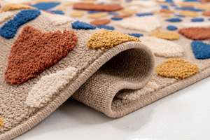 Tapis en terrazzo bleu rouille moutarde, motif abstrait multicolore en galets, tapis bicolore à poils longs et courts avec formes texturées en relief pour un intérieur moderne - Product Image 6
