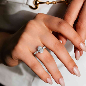 Bague de fiançailles en platine avec diamant ovale taille brillant, sertie de griffes et de diamants latéraux, style classique pour femme - Product Image 3