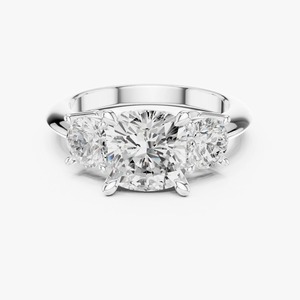 Anillo de Compromiso de Tres Piedras con Diamante Cultivado en Laboratorio de Corte Cojín de 2.50 Ct, Oro Amarillo de 9K con Piedras Laterales Redondas, Joyería al por Mayor - Product Image 4