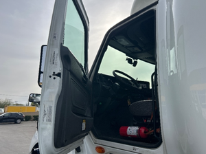 รถบรรทุกหัวลาก LT625 รุ่นปี 2023 สำหรับงานหนัก ขับเคลื่อน 6x4 กำลัง 450 แรงม้า พร้อมห้องโดยสารแบบ Aerodynamic วิ่งเพียง 685,313 ไมล์ - Product Image 4