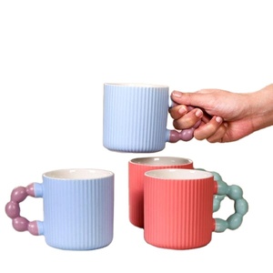 แก้วกาแฟเซรามิกสีครีมทำมือมีดีไซน์หยิกและงานช่างฝีมือเฉพาะกลุ่ม - Product Image 2