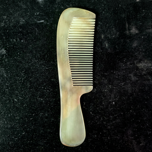 Peigne à cheveux artisanal en corne de buffle naturelle de qualité supérieure, sculpté, démêlant, antistatique, pour le soin des cheveux, disponible à la vente - Product Image 1
