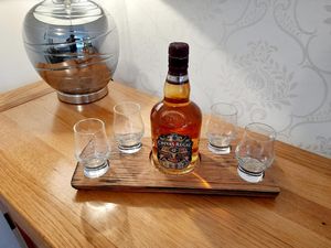 Bandeja Decorativa Rústica de Madera para Servir Cerveza con Soporte para Vasos de Degustación, Ideal para Restaurantes, Bares y Picnics - Product Image 1