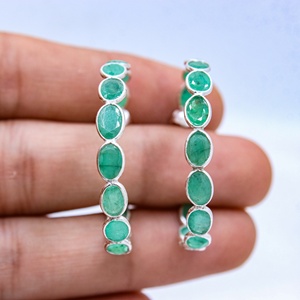 Pendientes de Aro Abiertos con Bisel de Esmeralda Ovalada Natural en Plata de Ley 925, Venta al por Mayor, Memoria Jewels - Product Image 2