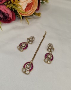 Collier contemporain en pierres précieuses Kundan avec pendentif assorti, boucles d'oreilles pendantes et MaangTikka, directement de l'usine de bijoux. - Product Image 4