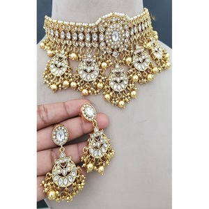 Ensemble collier ras-de-cou et boucles d'oreilles en laiton plaqué or de qualité supérieure, orné de perles de moissanite, style antique, collection de luxe pour mariage - Product Image 1