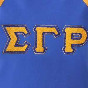 Chemise Raglan Premium en Chenille SGRho Bleu Royal et Or, Manches Courtes, Col Rond, Patch Lettres Grecques, Style Baseball, Décontractée, Fraternité - Product Image 6