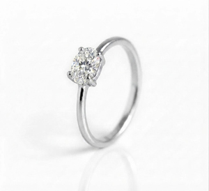 Anillo Solitario Clásico Rhaya Jewels de Plata de Ley 925 con Baño de Rodio y Circonita Ovalada, Engaste de Garras, Delicado, para Aniversario de Mujer - Product Image 3