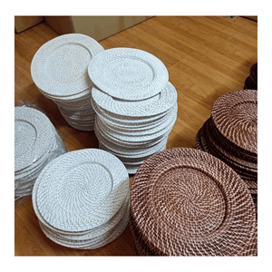 Assiettes de présentation en rotin, fabriquées à partir de matériau en rotin tressé, pour la décoration de table, l'agencement des repas et la mise en scène d'événements au Vietnam. - Product Image 3