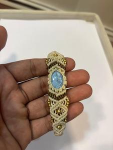 Pulsera de macramé hecha a mano con cuentas de piedra natural azul y cuentas doradas, pulsera tejida ajustable estilo bohemio, regalo de joyería unisex - Product Image 3
